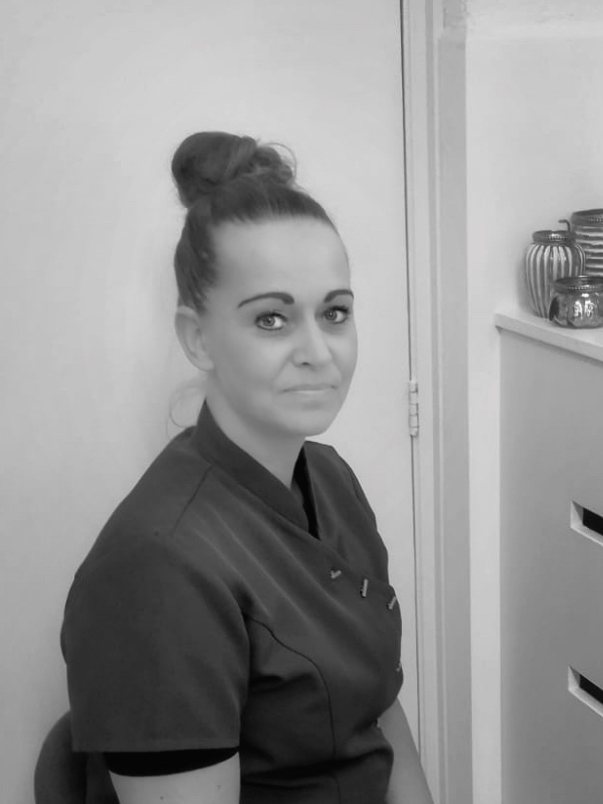 Monique van de Loo, medisch pedicure, in haar praktijk in Schijndel