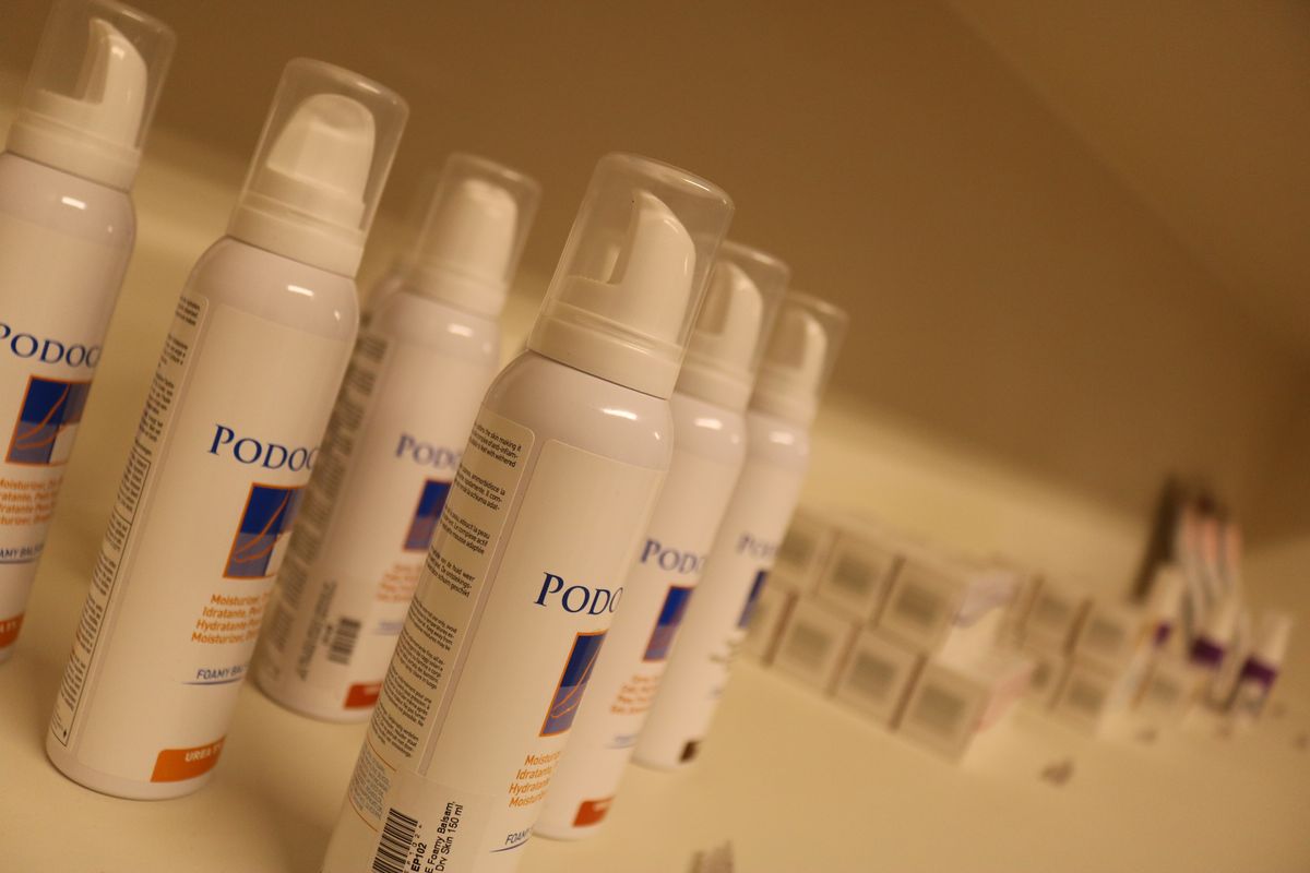Podocare voetverzorgingsproducten op de plank in de praktijk